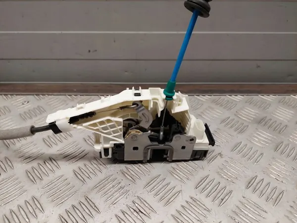 Bakre högra dörrlås Mercedes-Benz GLA W156 2015 OEM A2047303035 image 5