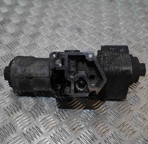 Oljefilterbas Audi A3 2.0 TDI 045115389E image 3