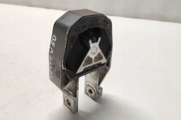 Moottorin tuki VOLVO V50 1.6L diesel 2010 AV616P082AB image 3