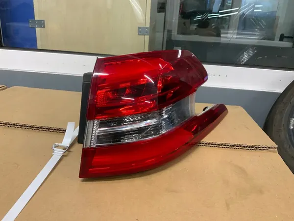 Luz trasera derecha Peugeot 308 II Kombi image 2