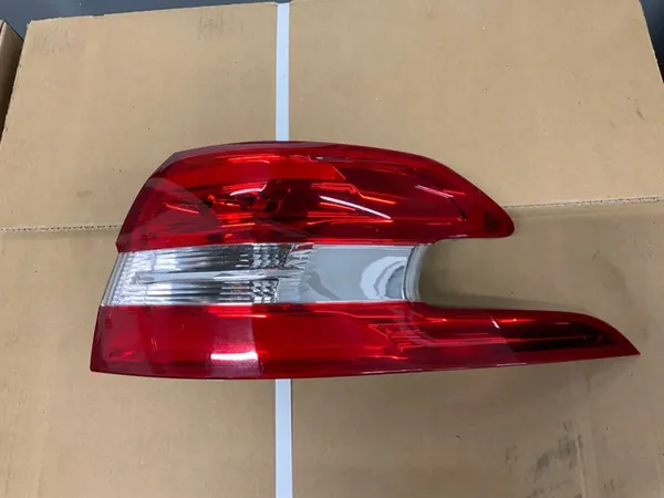 Luz trasera derecha Peugeot 308 II Kombi image 3