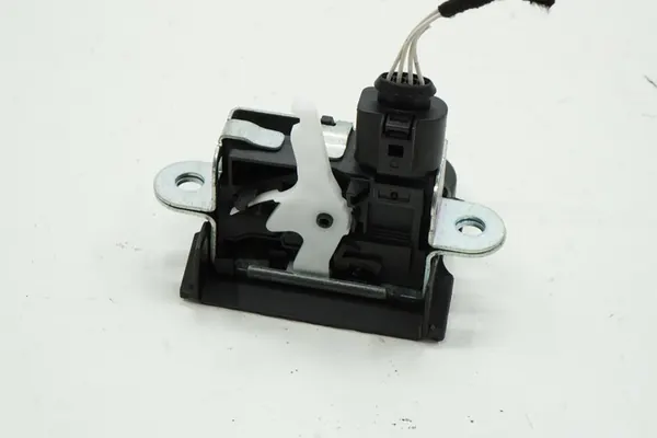 VW Scirocco Bagageutryckslås 1K8827505D image 2