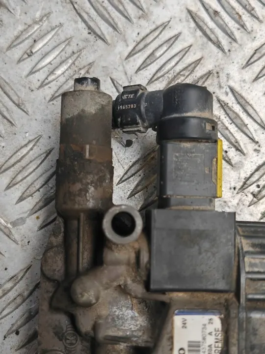Volvo EBS-Modulatorventil OEM 21327360 - Gebraucht image 6