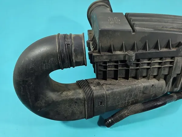 Ilmansuodattimen kotelo VW Passat B7 2.0 TSI 3C0129668 image 2