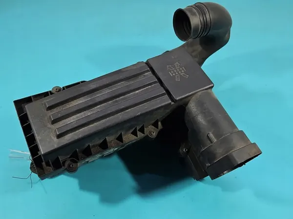 Ilmansuodattimen kotelo VW Passat B7 2.0 TSI 3C0129668 image 5