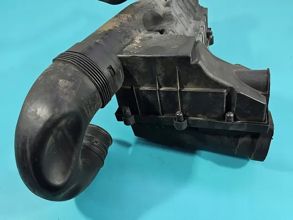 Ilmansuodattimen kotelo VW Passat B7 2.0 TSI 3C0129668 image 9