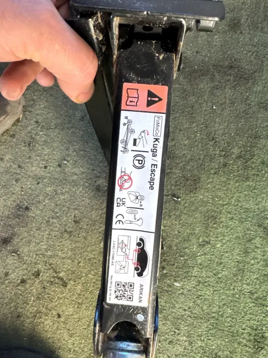 Macaco Ford Kuga III OEM 261303 - Estado Usado image 4