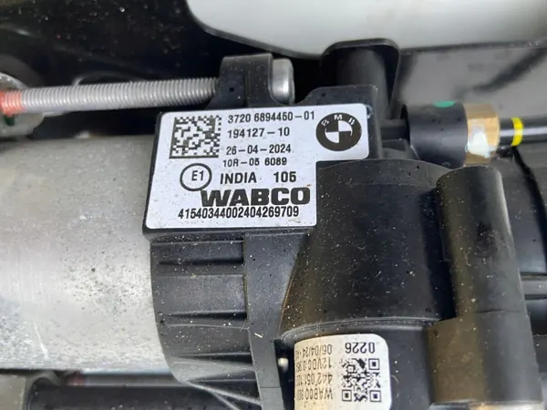 BMW i4 Hinterachsluftfederung Kompressor OEM 6894450 image 3