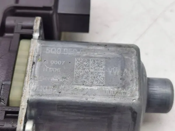 VW 5Q0959811D linker achterdeur raammotor 1.4L image 6