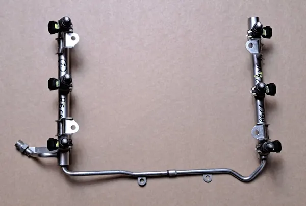 Rampe d'injection Audi A4 A6 C6 2.4 FSI 06E133681F image 2