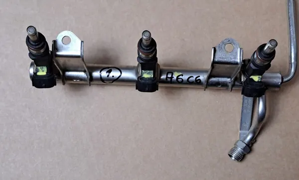 Rampe d'injection Audi A4 A6 C6 2.4 FSI 06E133681F image 5