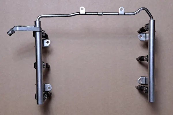 Rampe d'injection Audi A4 A6 C6 2.4 FSI 06E133681F image 7