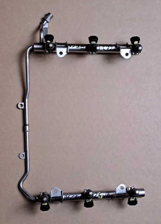 Rampe d'injection Audi A4 A6 C6 2.4 FSI 06E133681F image 8