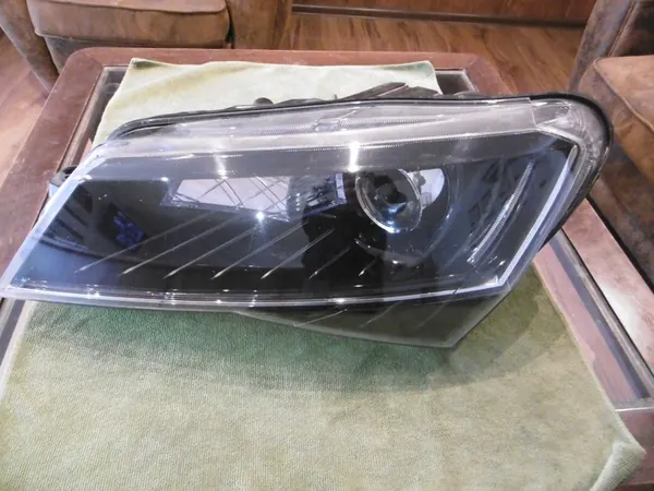 Linker Scheinwerfer Skoda Superb III Xenon LED image 2