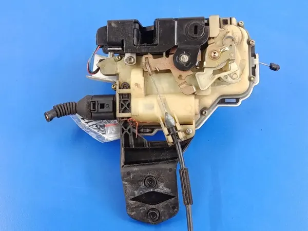 VW Passat B5 Lift Linke Hintertürschloss 3B4839015M image 3