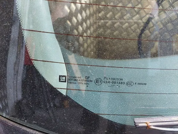 Opel Astra J 2011 Takaluukku OEM 13301585 image 2