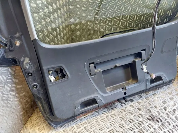 Opel Astra J 2011 Takaluukku OEM 13301585 image 8