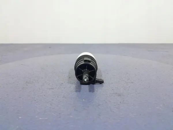 BMW X7 G07 Spolarpump OEM 8736998 - Begagnad image 2