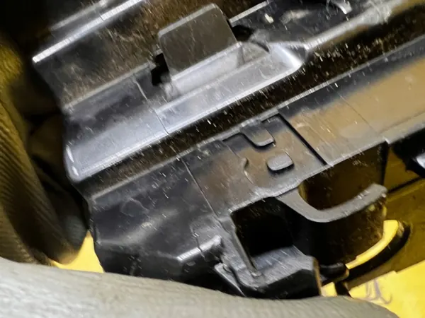 OEM 4N0853914 Kiinnityssarja oikealle kynnyslevylle image 4