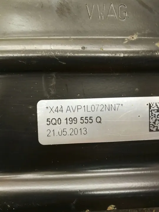 VW GOLF VII Vaihteiston Tyyny 1.2 TSI OEM 5Q0199555Q image 3