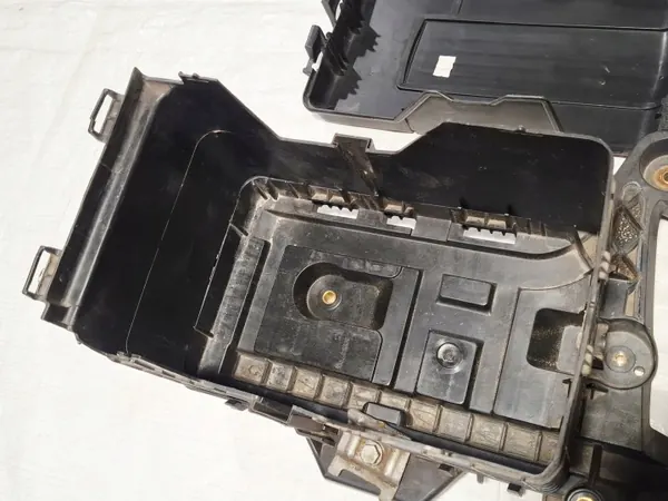 Base de Bac à Batterie OEM 1K0915333H VW Passat B6 image 6