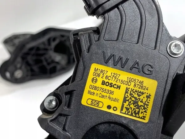 Pedales manuales OEM 6C1721058D para Skoda Fabia III image 4