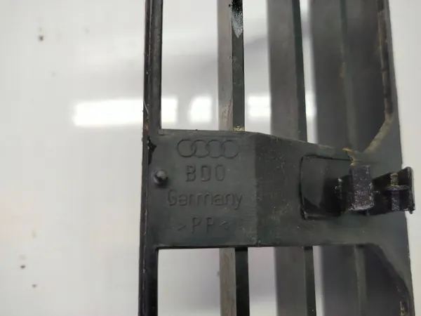 Rejilla Central del Parachoques Audi A4 S4 B5 8D Lift 8D0807683 image 3