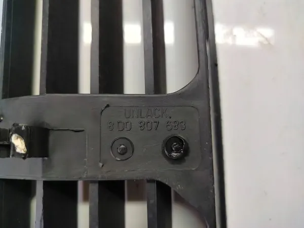 Rejilla Central del Parachoques Audi A4 S4 B5 8D Lift 8D0807683 image 4