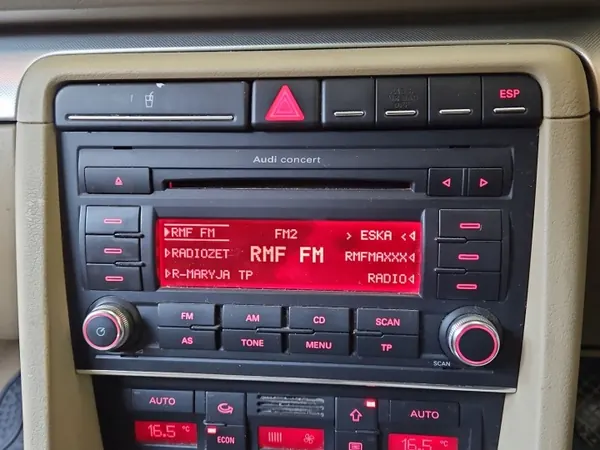 Audi A4 B7 Tehdasradio OEM 8E0035186AK image 2