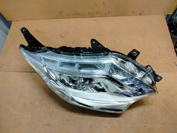 Faros Xenón Derecho Mitsubishi L200 V OEM 8301C742 image 2