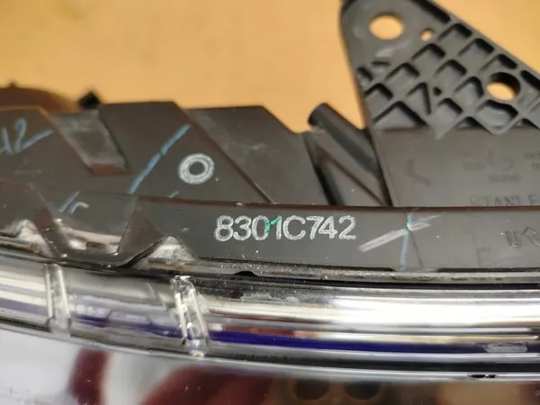 Faros Xenón Derecho Mitsubishi L200 V OEM 8301C742 image 3