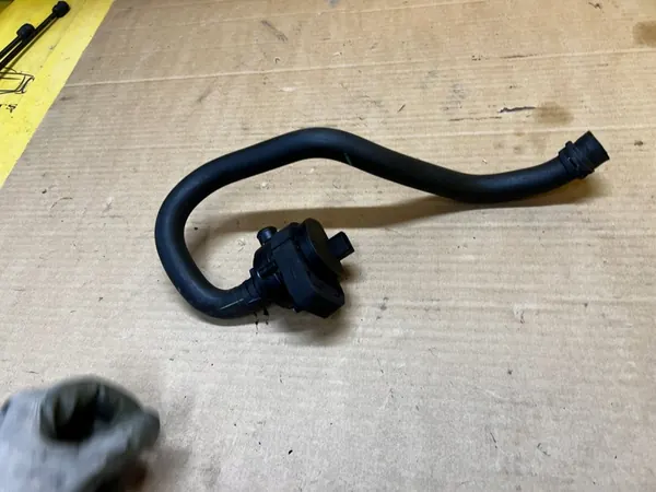 Bomba de manguera de agua Mercedes GL X166 3.0 CDI OEM image 2