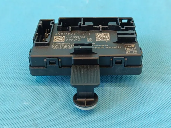 Audi Q8 e-tron 55 Quattro etu oikea oven moduuli 4M0959592J image 3
