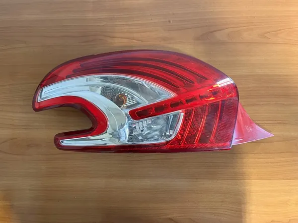 PEUGEOT 208 Lámpara LED Trasera Izquierda + Inserto 9672628280 image 6