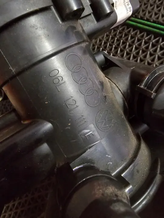 Termostaatin kotelo Audi A4 B8 image 3