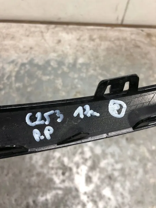 Acabamento do para-choque dianteiro direito Mercedes GLC C253 image 6