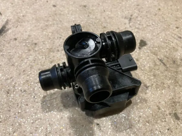Válvula de calefacción Mercedes-Benz OEM A0009061313 - Usado image 3