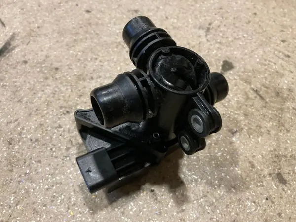 Válvula de calefacción Mercedes-Benz OEM A0009061313 - Usado image 5