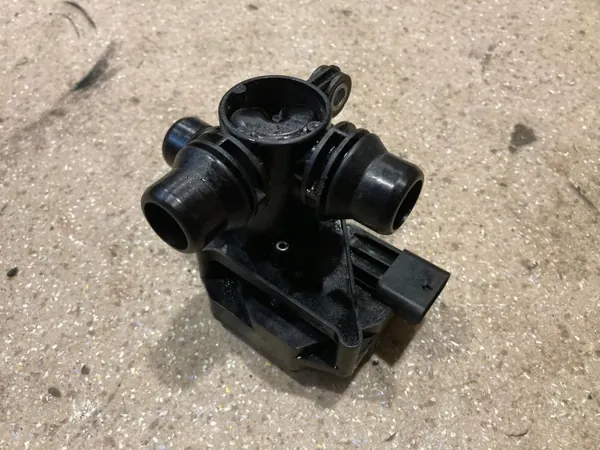 Válvula de calefacción Mercedes-Benz OEM A0009061313 - Usado image 8