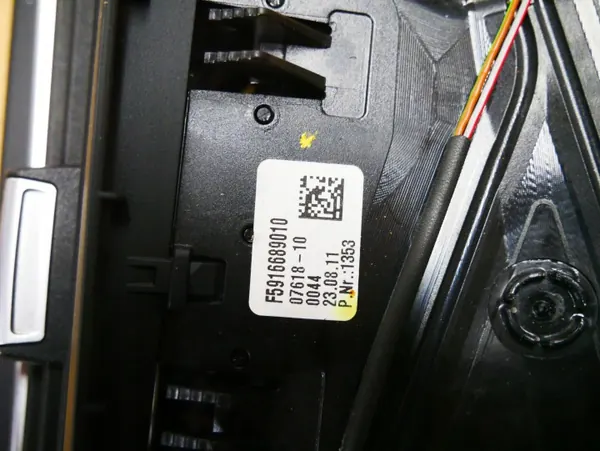 Grelha ventilação painel direita BMW F10 F11 OEM 9166890 image 6