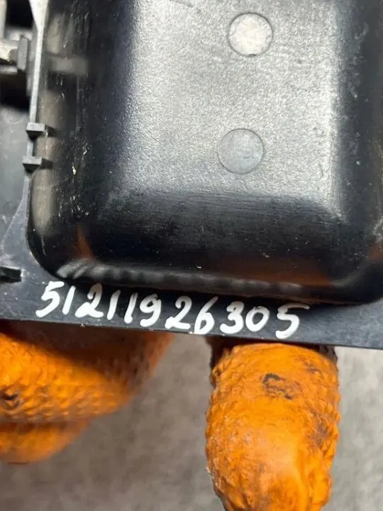 BMW 5 E28 höger bakre innerhandtag OEM 51211926305 image 4