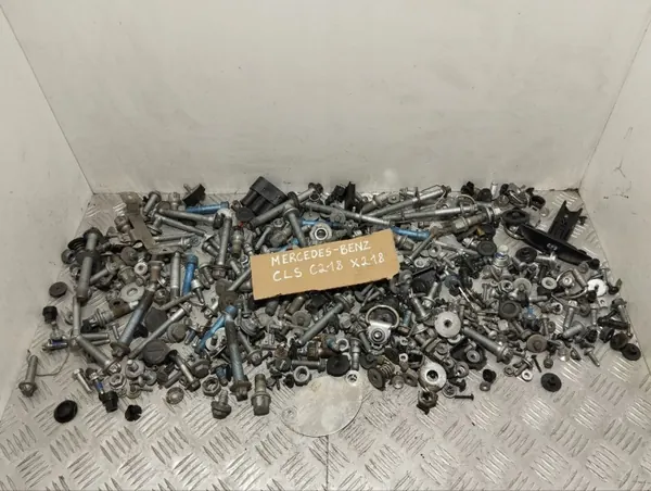 Juego de Tornillos Mercedes-Benz OEM 189067 - Usado image 2
