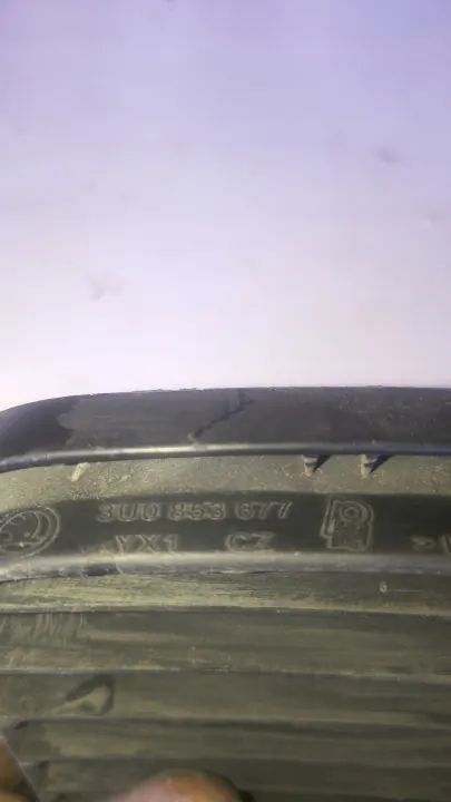 Skoda Superb I Frontstoßstangengitter OEM 3U0853677 image 3