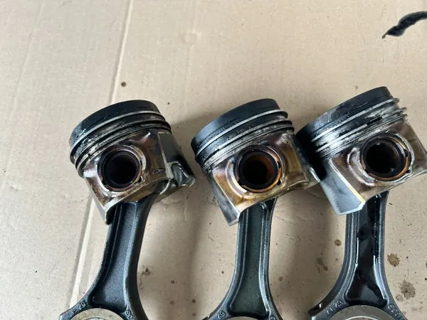 Pistón & Biela Mercedes OEM A6510303217 Usado image 3
