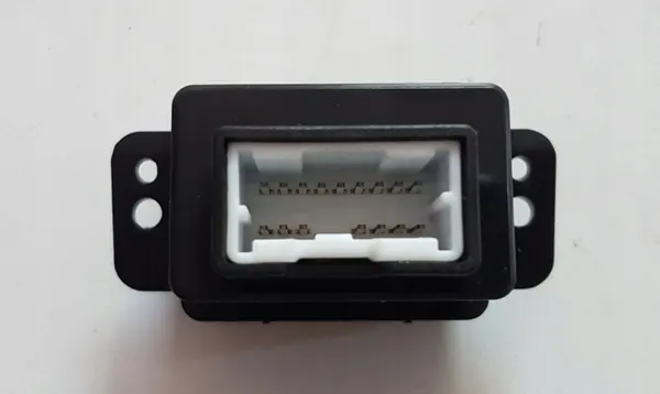 Kia Sorento USB-Steckdose OEM 961202P000 - Gebraucht image 4