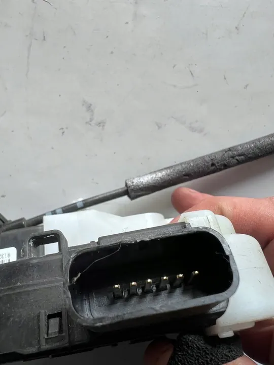 Cerradura de Puerta Delantera Derecha Hyundai ix35 09- OE 81320-2Y000 image 4