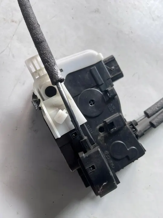 Cerradura de Puerta Delantera Derecha Hyundai ix35 09- OE 81320-2Y000 image 6