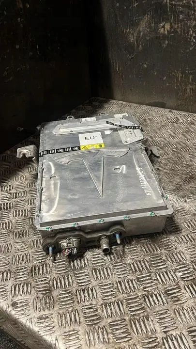 Tesla Model X 2016 Invertteri OEM 1055139-01-B image 5