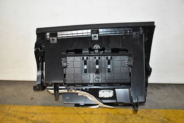 Passagerar handskfack OEM A1776803900 Mercedes W177 image 3