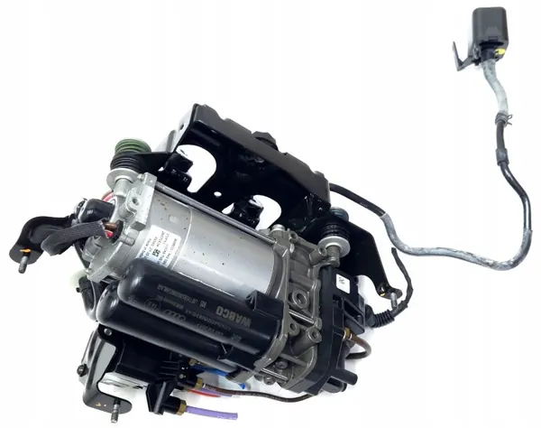 Audi Q7 4M Ilmakompressori OEM 4M0616005F image 9